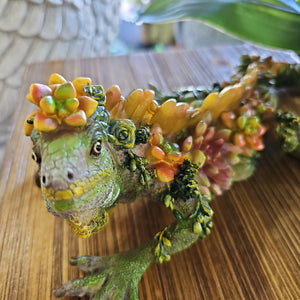 LIZARD WITH SUCCULENT FINISH